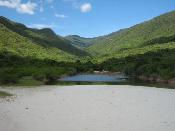 L&agrave; một b&atilde;i biển với ph&iacute;a b&ecirc;n ngo&agrave;i l&agrave; biển, b&ecirc;n trong l&agrave; một con suối chảy từ trong l&ograve;ng n&uacute;i. Biển ở đ&acirc;y được cho l&agrave; đẹp nhất v&ugrave;ng Tứ B&igrave;nh với nước trong vắt, c&aacute;t trắng mịn b&ecirc;n những gồ đ&aacute; c&oacute; h&igrave;nh h&agrave;i độc đ&aacute;o, thậm ch&iacute; bạn c&oacute; thể thấy được những sinh vật bơi dưới d&ograve;ng nước rất th&uacute; vị. Khi đ&atilde; ch&aacute;n biển th&igrave; bạn c&oacute; thể di chuyển v&ocirc; ph&iacute;a b&ecirc;n trong để thỏa th&iacute;ch tắm nước ngọt.